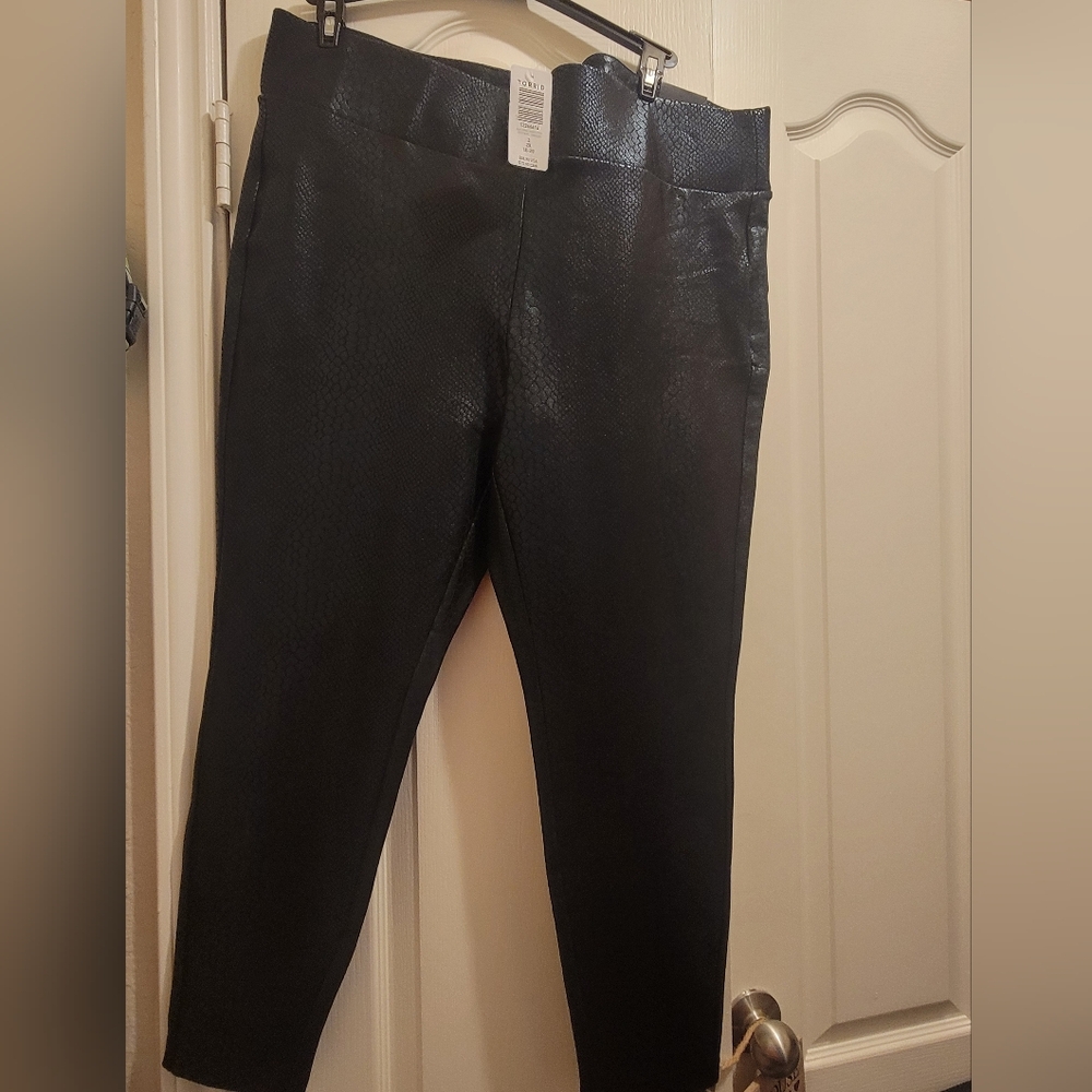 Torrid leggings Size 2 black with a shimmer NWT python look